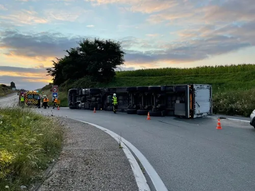Mayenne. Un camion couché dans un rond-point, circulation perturbée...